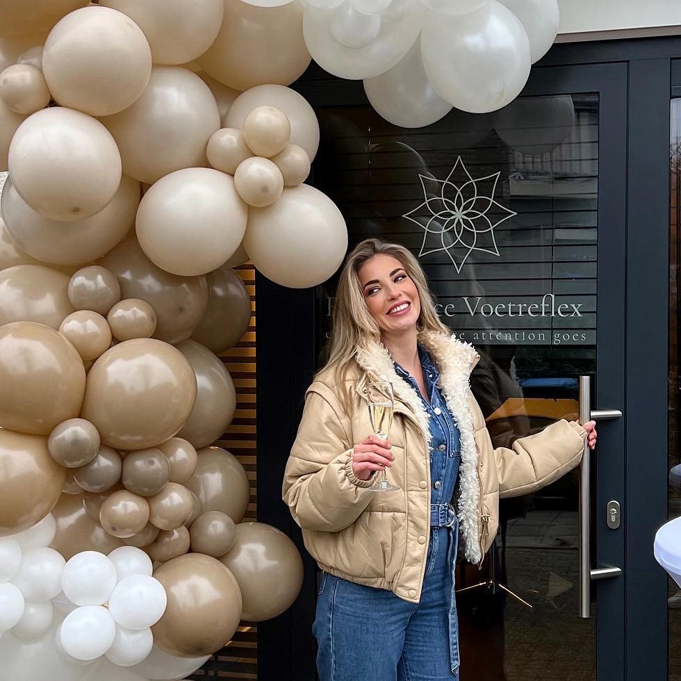 Selina bij de deur van de praktijk FeetBalance Voetreflex